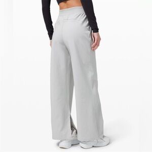 Lululemon LA Wide Leg Super-High-Rise Pant in Light Gray
